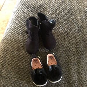 Bundle of two pairs of shoes